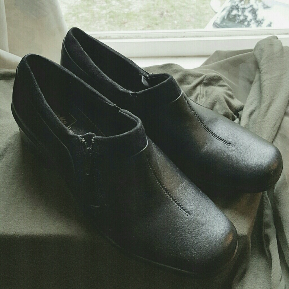 NWOB CLARK'S "SHOOTIE"  SIZE 8 1/2